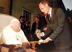 Předání ceny  papeži Janu Pavlu II.  první kus   